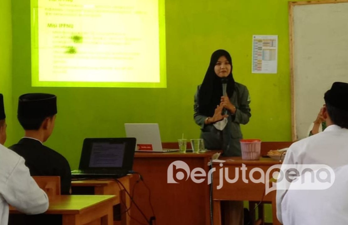 Ketua PAC IPPNU Suboh saat Memperkenalkan IPNU IPPNU (BP/Istimewa)