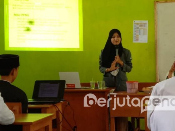 Ketua PAC IPPNU Suboh saat Memperkenalkan IPNU IPPNU (BP/Istimewa)