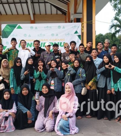 Foto Bersama Usai Bagi-bagi Takjil PAC IPNU-IPPNU Besuki (BP/Istimewa)