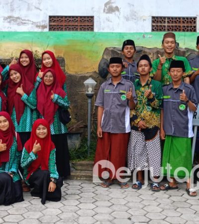 Foto bersama usai Bagi-bagi takjil (BP/Istimewa)