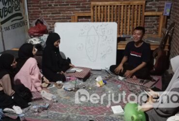 Ahmad Muhsin Saat Berdiskusi Bersama PC IPNU IPPNU Situbondo (BP/Robet)