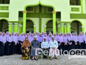 Dr. KH. Mas'ud Ali, M.Pd.I bersama Pengasuh dan Santri Ma'had Tahfidzul Quran "Darul Falah", Malaysia.